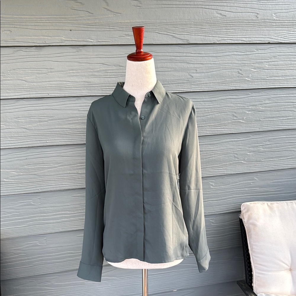 EXPRESS Women's Button-Up Top in Grayish Green (Size X Small)